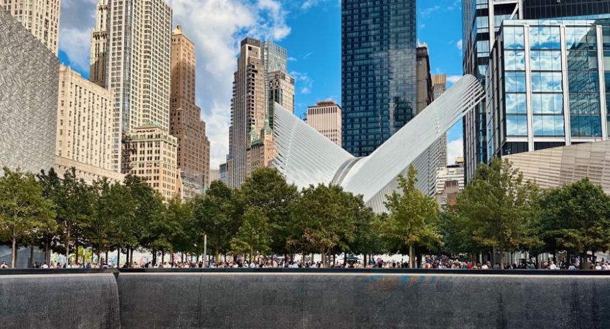 Oculus-Gebäude des World Trade Centers im Hintergrund