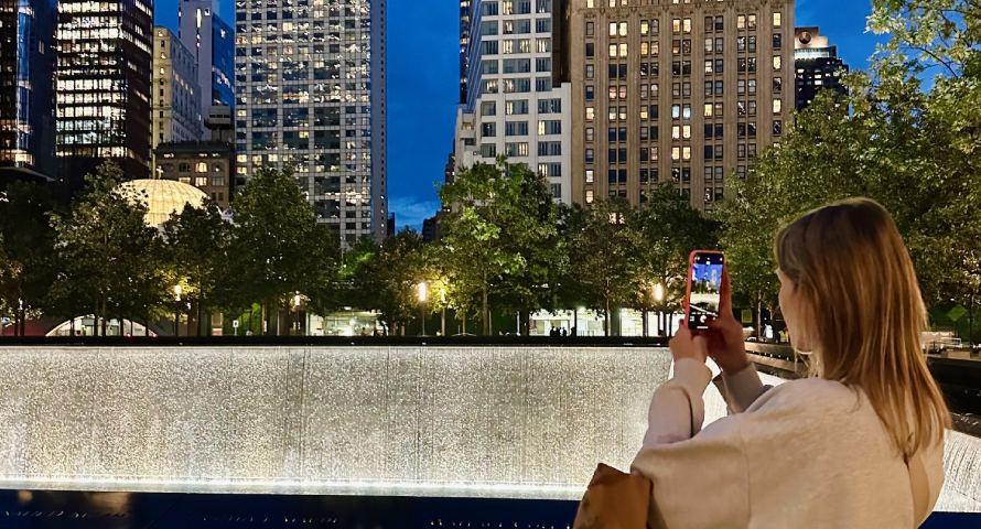 Beleuchtet wirkt die Gedenkstätte nochmal komplett anders.