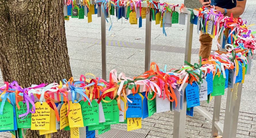 Viele persönliche Nachrichten mit bunten Schleifen am Geländer.