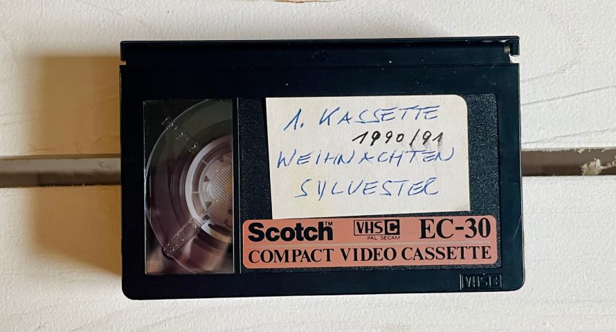 Typische VHSC-Kassette - hier vom einstigen Hersteller "Scotch" (30 Minuten Band)