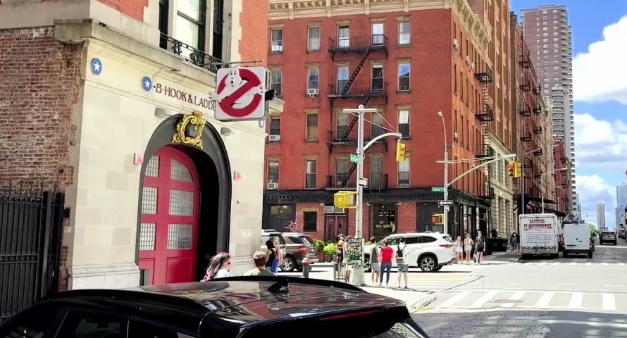 Die berühmte Feuerwache - fast unscheinbar zwischen den Gebäuden ringsherum.