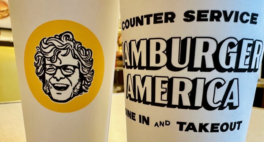 Hamburger America Becher - das Logo fällt ins Auge