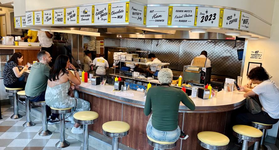 Gäste sitzen an der Theke im Diner Hamburger America in SoHo