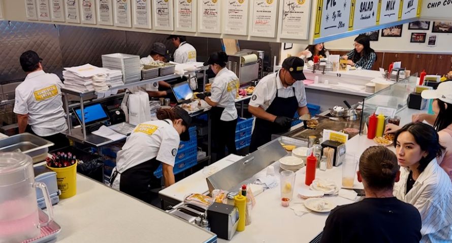 Bei der Zubereitung der Burger lässt sich äußerst transparent zu schauen.