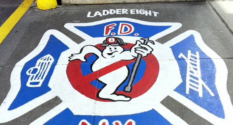 Ghostbusters Logo auf dem Boden gemalt vor dem Gebäude