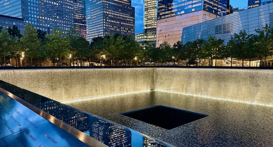 Stiller Blick auf Ground Zero bei Tag und Nacht