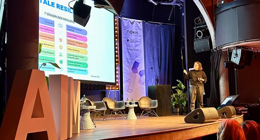 Speakerin auf der Mojo Club Stage, der Hauptbühne