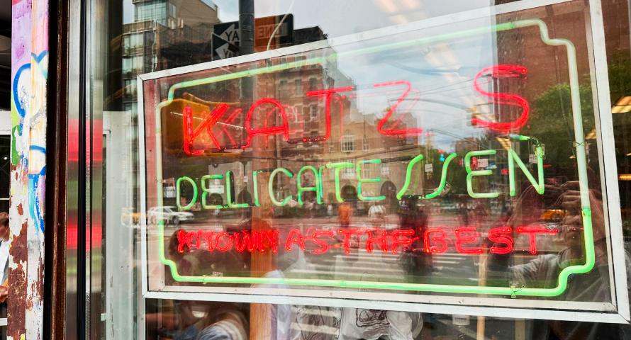 Katz's Delicatessen Neon-Leuchtreklame hinter einer Fensterscheibe