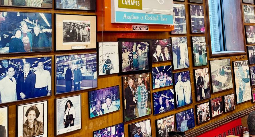 Bilder von Promis an der Wand, die hier im Lokal zu Gast waren