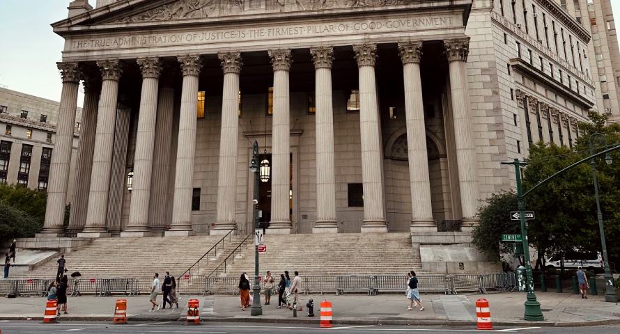 Auf den Stufen des New York County Supreme Court am Foley Square (60 Centre Street) in Lower Manhattan, New York.